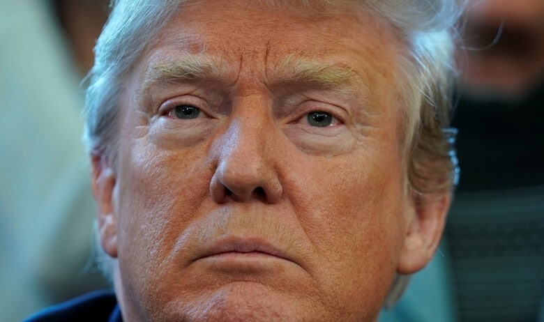 ４月１１日、トランプ大統領（写真）は、ツイッターへの投稿で「ロシアはシリアに飛来する全てのミサイルを撃墜するとしているが、ミサイルは飛んでくるので備えたほうがよい。立派で新しくて高性能なミサイルだ」と警告した。ワシントンで撮影（２０１８年　ロイター/Kevin Lamarque）