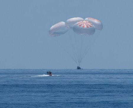 　８月３日、国際宇宙ステーション（ＩＳＳ）に向け打ち上げられた米宇宙ベンチャー「スペースＸ」開発の宇宙船「クルー・ドラゴン」が２日、米航空宇宙局（ＮＡＳＡ）の宇宙飛行士２人を乗せ、地球に帰還した。写真はフロリダで２日撮影（２０２０年　ロイター／HANDOUT）