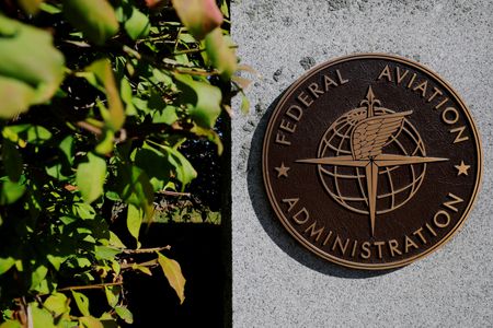 米連邦航空局（ＦＡＡ）のボストン航空路管制センターを示す標識。米ニューハンプシャー州で２０２５年１０月撮影。REUTERS/Brian Snyder