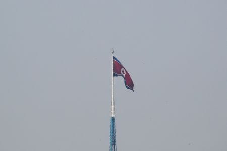 　５月２８日、日米韓の北朝鮮担当高官は、電話協議を実施し、北朝鮮の衛星打ち上げを強く非難した。写真は北朝鮮の旗。韓国パジュから２０１９年９月撮影（２０２４　ロイター／Kim Hong-Ji）