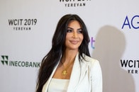 【写真】キム・カーダシアン、レギンス裂ける「事故」で「大事な部分」がむき出し...光り輝く極小ブラ姿も話題に
