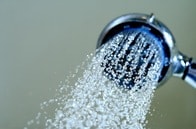 シャワーヘッドのぬめりには肺疾患を引き起こす細菌が含まれる：米研究結果