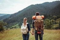 カップルに背後から突進...巨大動物「まさかの不意打ち」にネット騒然　米国立公園で撮影