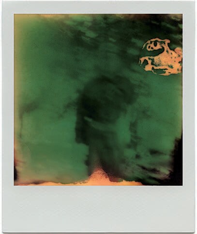 真夏の強烈な日差しの下で現像されたポラロイドフィルム。軍服姿の男が、亡霊のように浮かび上がった