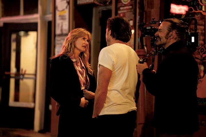 主演の2人を演出するクーパー監督