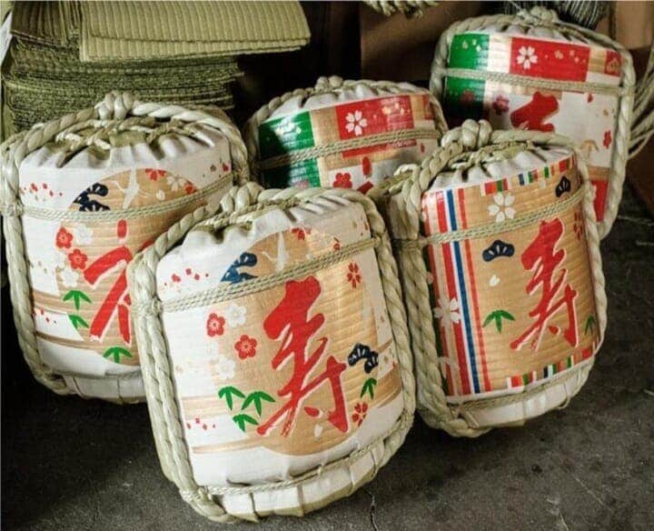 岸本吉二商店の菰樽（こもだる）