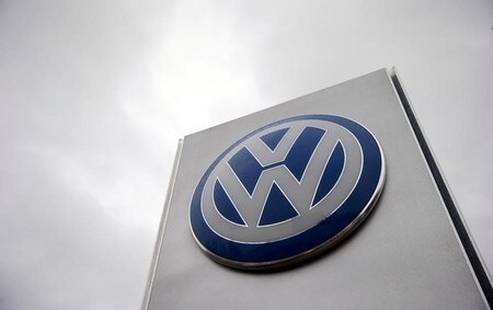 　６月２７日、ドイツ運輸省は、自動車大手フォルクスワーゲン（ＶＷ）の排ガス不正問題を受け、自動車の排ガス試験を行う新たな機関を設立し、消費者信頼感の回復を目指す計画を発表した。写真はロンドンで２０１５年１１月撮影（２０１７年　ロイター／Suzanne Plunkett）