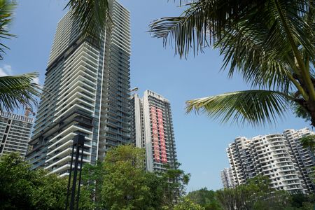 　３月９日、中国の倪虹・住宅都市農村建設相は、不動産部門に前向きな変化が見られ、市場の信頼感も改善しているとの認識を示した。写真は販売中のマンション。広東省恵州で２０２４年１０月撮影（２０２５年　ロイター/Nicoco Chan）