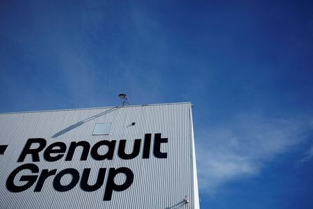 ３月１１日、フランスの自動車メーカー、ルノーは日産自動車が同日、内田誠社長兼最高経営責任者（ＣＥＯ）が３月末で退任し、後任に商品企画を統括してきたチーフ・プランニング・オフィサーのイヴァン・エスピノーサ氏が就任する人事を発表したことは承知しているとした上で、日産が再建計画を実行し完了させる意向であることを歓迎すると表明した。写真はルノー・グループのロゴ。仏ルアーブルで２０２４年３月撮影（２０２５年　ロイター/Sarah Meyssonnier）