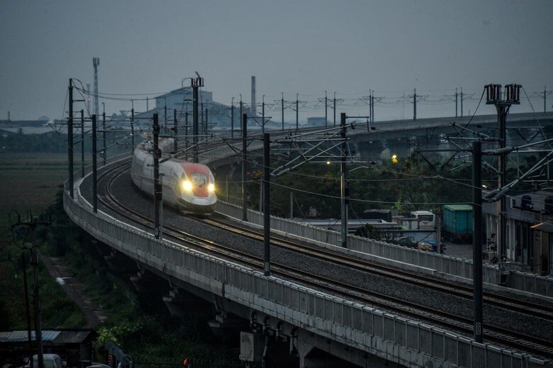 暗雲立ち込めるインドネシアの高速鉄道　REUTER//Antara Foto/Raisan Al Farisi