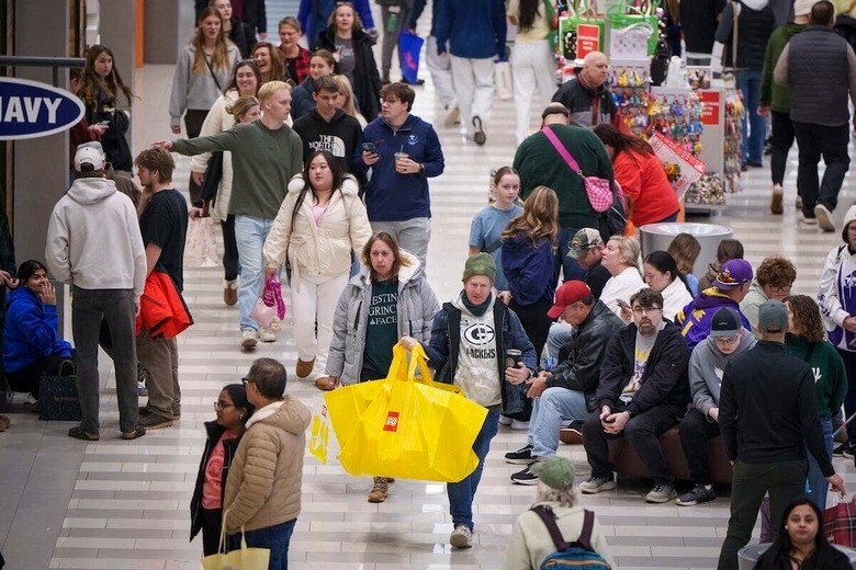 ブラックフライデーの買い物をする消費者（11月28日、ミネソタ州ブルーミントン）　TNS/ABACA via Reuters Connect