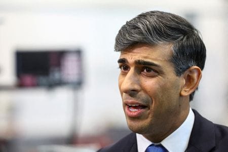 　スナク英首相は１３日、イランがイスラエルへの攻撃を開始したことについて、地域の不安定化につながるとして「無謀だ」と非難した。英コベントリーで３月撮影（２０２４年　ロイター/Carl Recine）