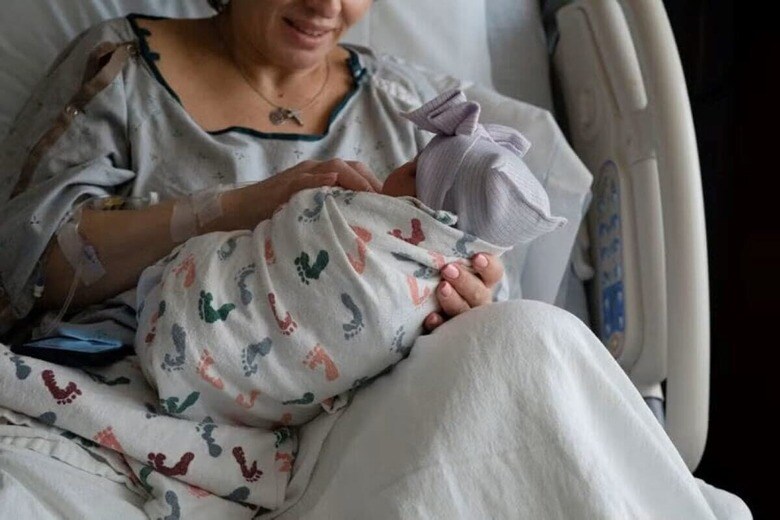 経済協力開発機構（ＯＥＣＤ）が２０日発表した報告書によると、先進国の一部で出生率が大幅に低下し、経済的懸念から子どもを持つことの負担を慎重に考える傾向が強まる中、今後も出生率は低い水準にとどまる可能性が高いことが明らかになった。２０２２年２月撮影（２０２４年　ロイター/Emily Elconin）