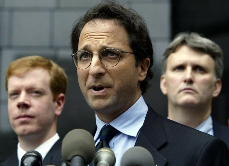 　６月１９日、モラー特別検察官のチームに抜擢されたベテラン連邦検察官、アンドリュー・ワイスマン氏（中央）は、昨年の米大統領選におけるトランプ陣営とロシアとの関係を探る「ロシアゲート」捜査において大いに役立つであろう能力で知られている。ヒューストンで２００３年５月撮影（２０１７年　ロイター/Jeff Mitchell）