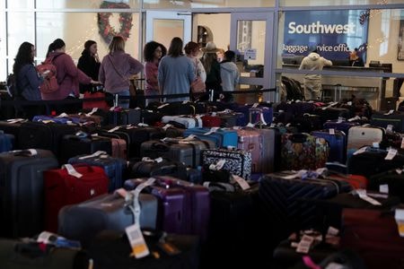 　１２月２９日、サウスウエスト航空は、３０日から通常運航を再開すると発表した。クリスマス休暇シーズンに米国を襲った記録的寒波の影響で先週末から運航便の６割前後を欠航する状況が続いていた。テキサス州ダラスの空港で２８日撮影（２０２２年　ロイター/Shelby Tauber）