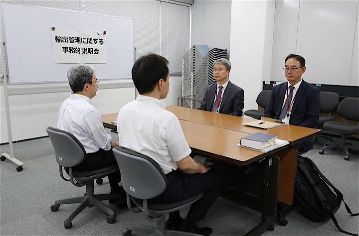 日本政府は韓国向けの輸出規制強化を巡って経済産業省内で事務レベルの会合を開き、今回の措置を韓国の担当者に説明した。日韓事務レベルの会合は日本が韓国向けの輸出規制を厳格化して以降、初めて。韓国側の具体的な事務的説明の求めに応じた。代表撮影（2019年　ロイター）