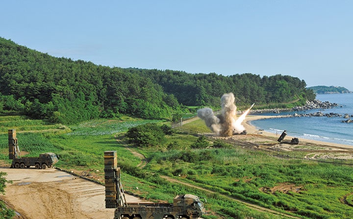 ミサイル実験で北朝鮮と米軍および韓国軍の緊張は高まる一方だ　United States Army-REUTERS