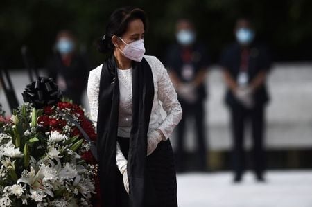 ２月１日、ミャンマーの与党国民民主連盟（ＮＬＤ）の広報担当者は、アウン・サン・スー・チー国家顧問（写真）とＮＬＤ幹部が１日未明に拘束されたことを明らかにした。ヤンゴンで２０２０年７月代表撮影（２０２１年　ロイター）