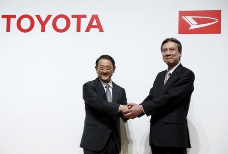 　２月３日、トヨタ自動車はインド市場での小型車生産・販売をめぐりダイハツと週内に協議を開始する。写真は会見するトヨタの豊田章男社長（左）とダイハツの三井正則社長。１月２９日撮影。（２０１６年　ロイター/Yuya Shino）