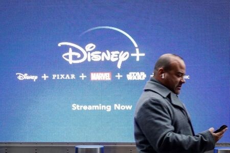 　２月４日、米娯楽大手ウォルト・ディズニーが発表した第１・四半期（１０─１２月）決算は、利益が市場予想を上回った。２０１９年１１月、ニューヨークで撮影（２０２０年　ロイター/Brendan McDermid）