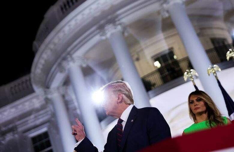 米大統領選候補者を正式指名する民主・共和両党の党大会は、トランプ大統領の指名受諾演説で幕を閉じた。写真は27日、ホワイトハウス前で受諾演説をするトランプ大統領(2020年　ロイター/Carlos Barria)