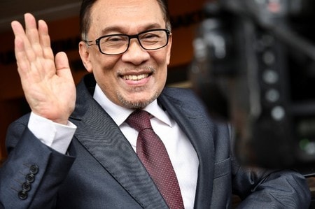 　５月１６日、同性愛行為の罪で服役中のマレーシアのアンワル元副首相（写真）が、国王の恩赦を得て入院先のクアラルンプールの病院から釈放された。写真は病院を立ち去る際の同元副首相。クアラルンプールで撮影（２０１８年  ロイター）