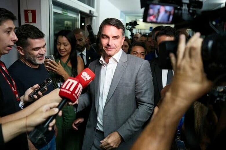ブラジル大統領選に出馬している、保守派のフラビオ・ボルソナロ上院議員。10月7日、ブラジリアで撮影。REUTERS/Diego Herculano