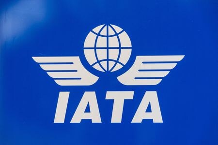 １２月６日、国際航空運送協会（ＩＡＴＡ）は２０２４年の航空会社の利益が安定するとの見通しを示した。写真は同協会のロゴ。ジュネーブで同日撮影（２０２３年　ロイター/Denis Balibouse）