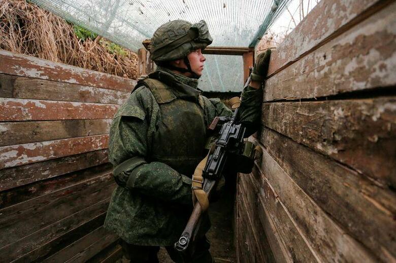 ウクライナ国防省情報局はウクライナ東部の親ロシア派の軍隊が大規模な演習を実施し、戦闘態勢を強化していると明らかにした。写真は11月19日、ウクライナ東部のドネツクで撮影（2021年　ロイター／Alexander Ermochenko）