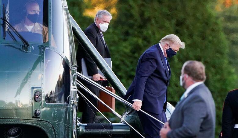 新型コロナウイルスのパンデミックが始まった早いころから、トランプ米大統領はトースターぐらいの大きさで、ウイルス検査結果が十数分ほどで分かる簡易検査装置に強い信頼を寄せていた。写真中央は２日、メリーランド州ベセスダでヘリコプターを降りるトランプ大統領（２０２０年　ロイター／Joshua Roberts）