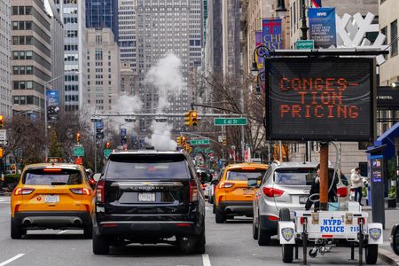 　１月１３日、米ニューヨーク州都市交通局（ＭＴＡ）は、マンハッタンの中心部は１月５日に米国で初の「渋滞税」が導入されたことで先週、交通量が７．５％減少し、同地区に乗り入れた車両が２７万３０００台減ったと発表した。写真は米ニューヨークで５日撮影（２０２５　ロイター／Adam Gray）