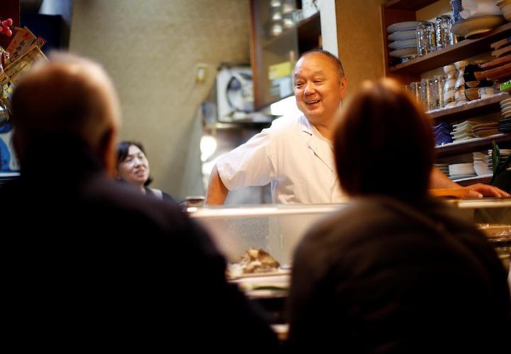 12月21日、地元に根付き人々の暮らしに溶け込んでいるすし屋は、小規模ながら地域のコミュニティーの核として、庶民の味であるすしを育て、その文化を広げる重要な役割を果たしてきた。都内のすし屋「永楽寿司｣で7日撮影（2018年　ロイター／Issei Kato）