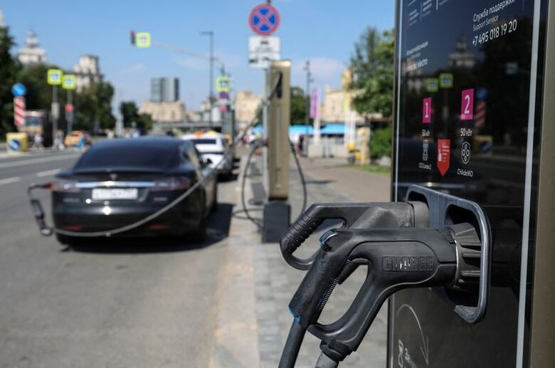 モスクワで充電スタンドに接続された電気自動車（ＥＶ）。7月2日、モスクワで撮影。REUTERS/Ramil Sitdikov