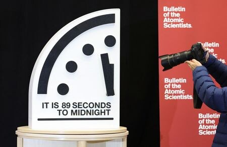 米誌「ブレティン・オブ・ジ・アトミック・サイエンティスツ」は２８日、人類滅亡までの残り時間を象徴的に示す「終末時計」を「８９秒前」と発表した。同日撮影（２０２５年　ロイター/Kevin Lamarque）