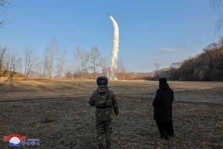 　北朝鮮国営の朝鮮中央通信（ＫＣＮＡ）は２６日、同国が２５日に戦略巡航ミサイルの発射実験を行ったと報じた。写真は視察する金正恩朝鮮労働党総書記ら。撮影地は不明。ＫＣＮＡ提供(２０２５年　ロイター)