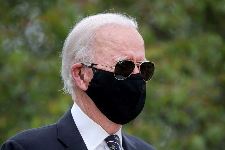 米大統領選で民主党候補指名を確実にしたバイデン前副大統領（写真）は、トランプ大統領が最近の公のイベントでマスクを着用しなかったことについて「本当のばか」だと批判し、大統領が率先してマスクを着用しないために人命が失われていると主張した。デラウェア州ニューカッスルで２５日撮影（２０２０年　ロイター/Carlos Barria）