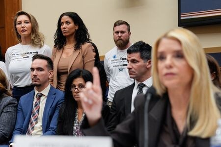 写真は米ボンディ司法長官。連邦議会議事堂で開かれた司法省の監督に関する下院司法委員会の公聴会で１１日撮影。REUTERS/Kent Nishimura