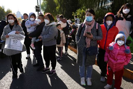 中国で呼吸器疾患患者が急増し、子どもの肺炎の集団感染が発生している事態について、世界保健機関（ＷＨＯ）がより多くの情報提供を求めていることが、世界中の注目を集めている。写真は１１月２４日、北京の小児病院の前で撮影（２０２３年　ロイター／Florence Lo）