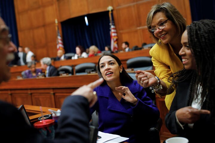 議員になる前はバーテンダーとして働いていたという異色の新人オカシオコルテス（中央）　Carlos Barria-REUTERS 　