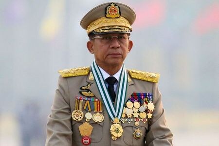 ミャンマー国軍トップのミン・アウン・フライン総司令官は１８日、軍事政権は平和と民主主義にコミットしていると発言、東南アジア諸国連合（ＡＳＥＡＮ）は反対勢力による挑発や暴力行為に目を向けるべきだと述べた。写真は３月２７日、ネピドーで撮影（２０２１年　ロイター）