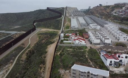 トランプ米政権は国防総省の国家地理空間情報局（ＮＧＡ）と国家偵察局（ＮＲＯ）に対し、両局の衛星監視システムをメキシコとの国境地帯に向けるよう命じた。写真はメキシコと米国を隔てる壁。３月２５日、メキシコのティファナ側から撮影（２０２５年　ロイター/Jorge Duenes）