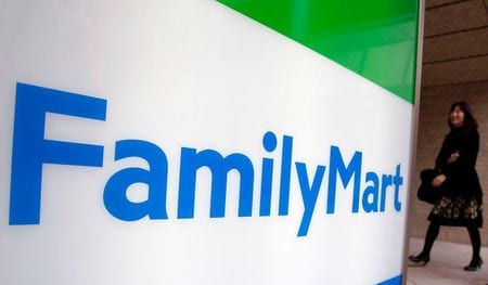 　７月８日、伊藤忠商事は子会社であるファミリーマートの株式を公開買い付け（ＴＯＢ）すると発表した。写真は東京都内のファミリーマート店舗。２０１０年１１月撮影（２０２０年　ロイター/Yuriko Nakao）