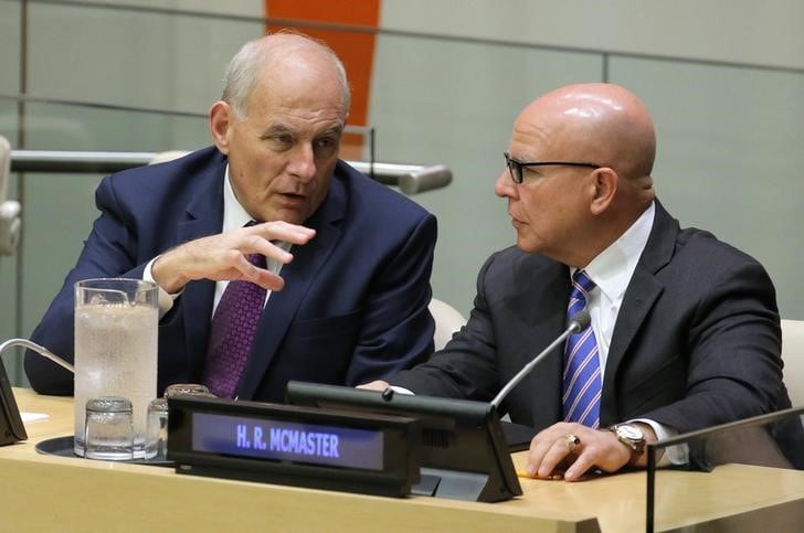 ２月２２日、トランプ米大統領との対立から、マクマスター大統領補佐官（国家安全保障担当・右）とケリー大統領首席補佐官（左）が近く辞任する可能性があることが、政府高官４人の話で明らかになった。写真は国連総会の前に会話する両氏。昨年９月、ニューヨークで撮影（2018年　ロイター／Lucas Jackson）