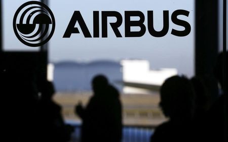 ５月２０日、欧州航空機大手エアバスは、英国が欧州連合（ＥＵ）から離脱すれば、雇用が喪失するなど経済的なリスクは「甚大」との認識を示した。エアバス・グループＵＫのカーン社長がスピーチで述べた。写真は、エアバスのロゴ、１月撮影（２０１５年　ロイター／Regis Duvignau）