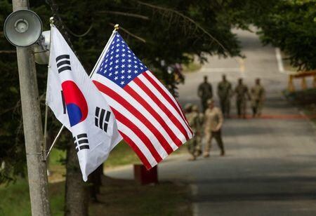 在韓米軍は８日、１週間の新型コロナウイルス新規感染者数が６８２人と過去最多に上ったことを受け、警戒レベルを引き上げた。写真は韓国と米国の国旗。韓国の龍仁で２０１６年８月撮影。提供写真（２０２２年　ロイター/Ken Scar/U.S. Army）