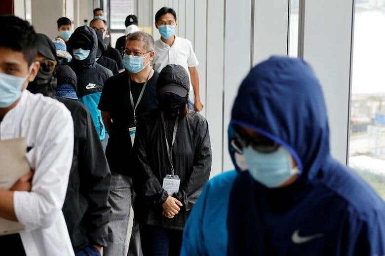 ウォン・ワイインさんの妻は、夫からの短い別れの手紙を読み、最悪の事態を恐れた。写真は香港での記者会見に臨む、ウォンさんの妻（中央）ら拘束された12人の家族・親族。12日撮影（2020年　ロイター/Tyrone Siu）