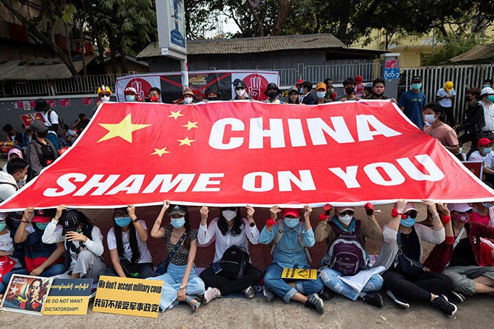 ヤンゴンの中国大使館の前で国軍の味方をする中国に抗議する人々（2月19日）　REUTERS