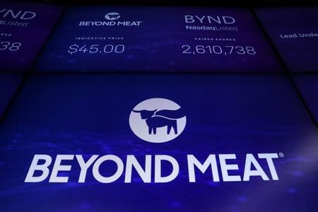 　２月２５日、植物由来の代替肉を製造・販売する米ビヨンド・ミートは、マクドナルド、ヤム・ブランズの両社と複数年契約を締結したことを明らかにした。写真はビヨンド・ミートのロゴ。ニューヨークで２０１９年５月撮影（２０２１年　ロイター／Brendan McDermid）