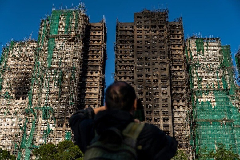 11月29日、香港で瞬く間に複数の住宅棟を巻き込んだ大規模火災の跡（写真は11月30日）Vernon Yuen/Nexpher Images/Sipa USA via Reuters Connect