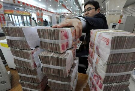 １０月１４日、中国の９月の新規人民元建て融資は１兆９０００億元（２８２３億ドル）となり、８月の１兆２８００億元から拡大したほか、アナリスト予想の１兆７０００億元を上回った。　中国・合肥の銀行店舗で３月撮影（２０２０年　ロイター）